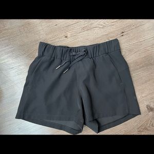 Lululemon On the Fly Woven Mid-Rise Short 2.5"